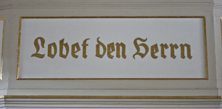 Inschrift an der Orgel