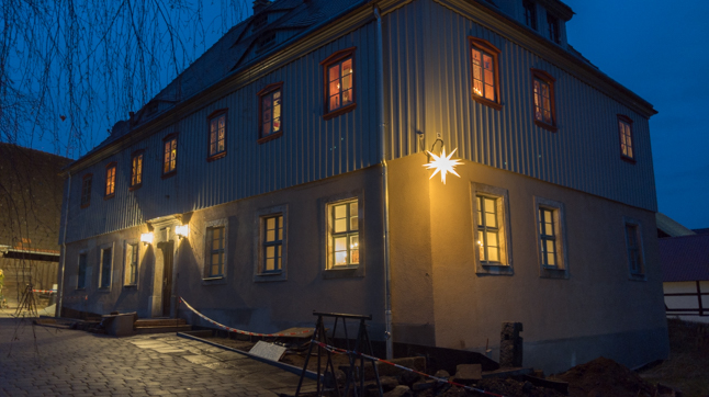 Weihnachtsstimmung am Pfarrhaus während der Sanierung 2020